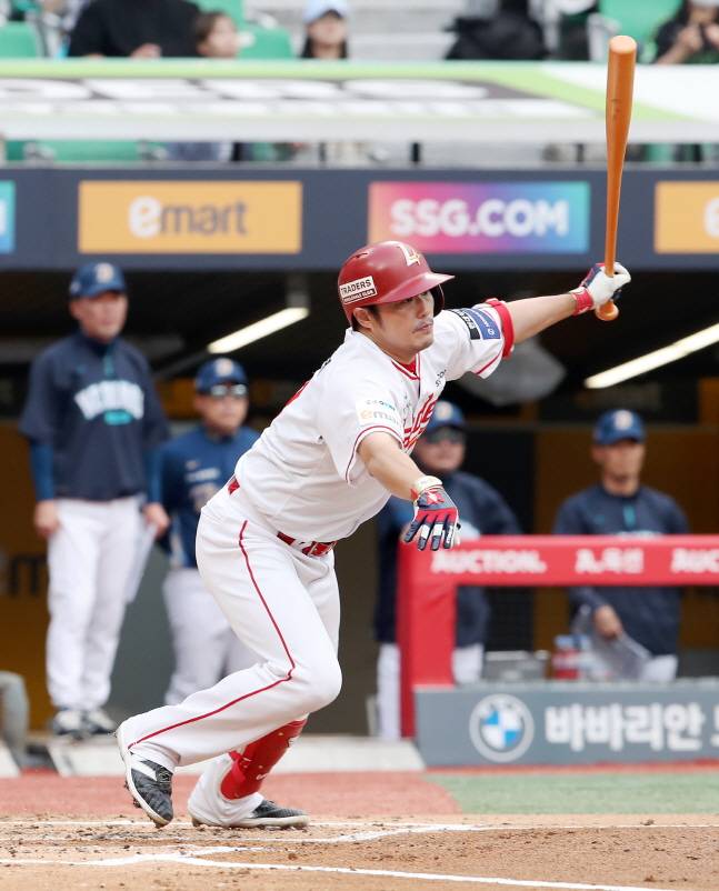 이지영이 적시타를 날리고 있다. /사진=SSG 랜더스 제공