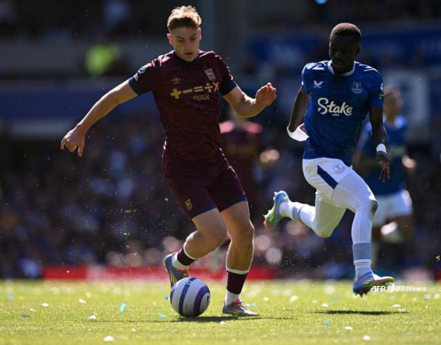 경기에 집중하는 리암 델랍(왼쪽). /AFPBBNews=뉴스1