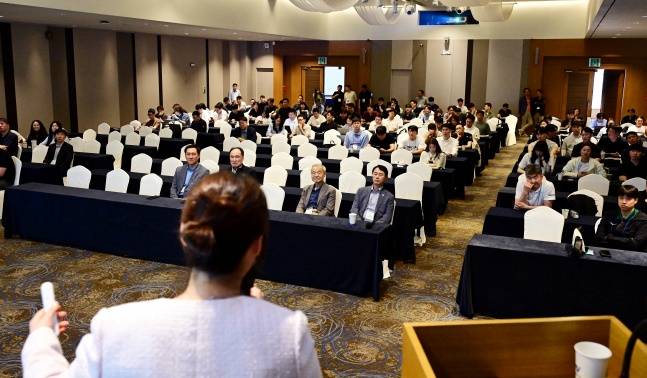 프로배구 관계자들이 29일 강원도 춘천의 엘리시안 강촌에서 열린 2025 KOVO 통합워크숍에서 경청하고 있다. /사진=한국배구연맹 제공