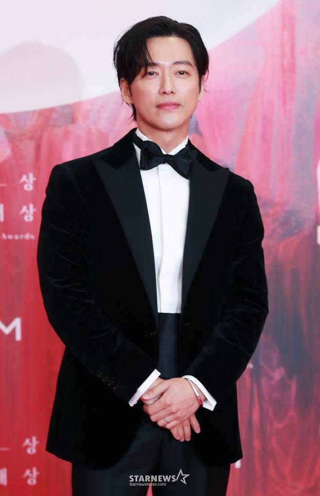 배우 남궁민이 7일 오후 서울 강남구 코엑스에서 진행된 제60회 백상예술대상 레드카펫 행사에 참석해 포즈를 취하고 있다. /2024.05.07 /사진=이동훈