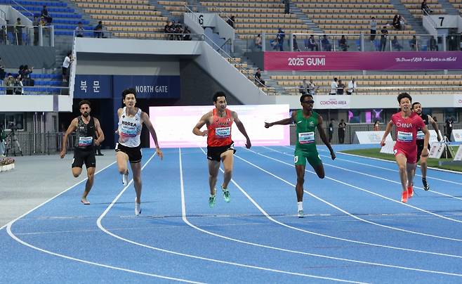 역주하는 고승환(왼쪽 두 번째). /사진=대한육상연맹 제공
