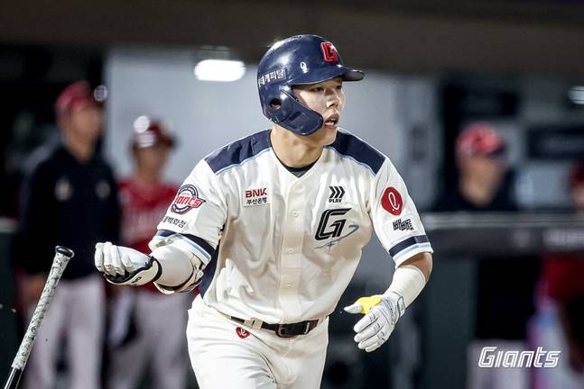 고승민이 안타를 때려내는 모습. /사진=롯데 자이언츠