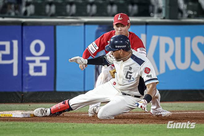 레이예스가 3루로 파고드는 모습. /사진=롯데 자이언츠