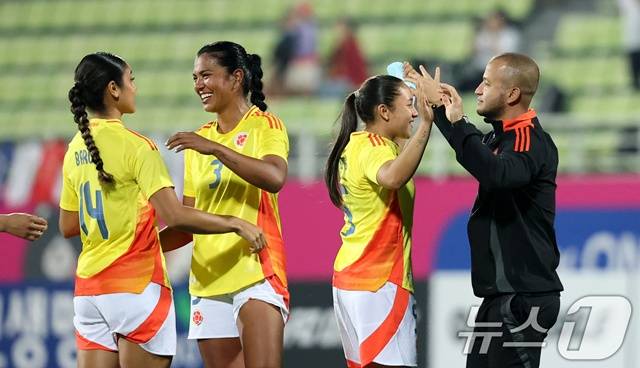 앙헬로 마르실리아 콜롬비아 축구대표팀 감독(오른쪽)이 선수들과 기뻐하고 있다. /사진=뉴스1 제공