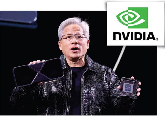 젠슨 황 엔비디아 최고경영자가 1월 ‘CES 2025’ 기조연설에서 최신 인공지능(AI) 칩 블랙웰을 선보이고 있다.  뉴스1 · 엔비디아 제공