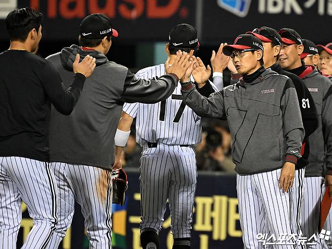 염경엽 감독이 이끄는 LG 트윈스가 29일 서울 잠실야구장에서 열린 2025 신한 SOL Bank KBO리그 한화 이글스와의 팀 간 8차전에서 3-1로 승리, 주중 3연전 위닝 시리즈를 챙겼다. 사진 엑스포츠뉴스 DB