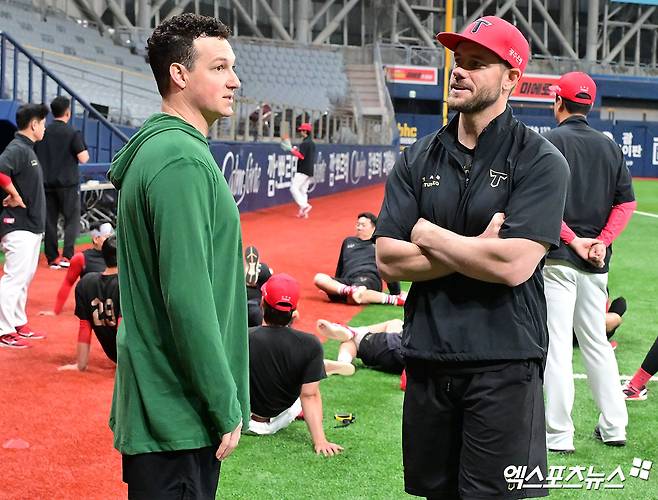 6일 오후 서울 구로구 고척스카이돔에서 열리는 '2025 신한 SOL Bank KBO리그' KIA 타이거즈와 키움 히어로즈의 경기, 키움 로젠버그와 KIA 위즈덤이 대화를 나누고 있다. 엑스포츠뉴스 DB