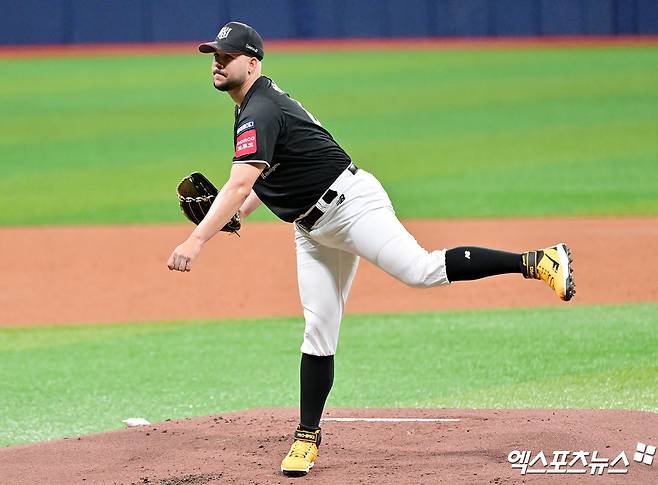 24일 오후 서울 구로구 고척스카이돔에서 열린 '2025 신한 SOL Bank KBO리그' KT 위즈와 키움 히어로즈의 경기, 1회말 KT 선발투수 헤이수스가 공을 힘차게 던지고 있다. 엑스포츠뉴스 DB