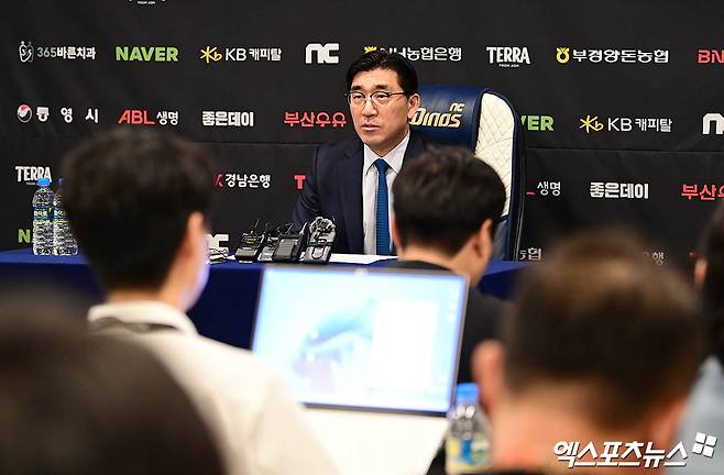 이진만 NC 다이노스 야구단 대표이사는 30일 창원 NC파크에서 기자회견을 열고 '야구단은 야구에만 집중할 수 있는 환경이 필요하다. 이런 환경에서 야구를 할 때, 더 좋은 성적을 낼 수 있고, 그에 따라 더 많은 팬들이 야구장을 찾게 되며, 궁극적으로 이를 통해 지역사회와 구단이 동시에 발전할 수 있게 된다고 생각한다'며 연고지 이전에 대한 강력한 의지를 내비쳤다. 창원, 박지영 기자