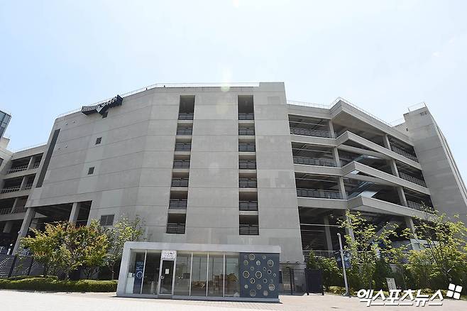 이진만 NC 다이노스 야구단 대표이사는 30일 창원 NC파크에서 기자회견을 열고 '야구단은 야구에만 집중할 수 있는 환경이 필요하다. 이런 환경에서 야구를 할 때, 더 좋은 성적을 낼 수 있고, 그에 따라 더 많은 팬들이 야구장을 찾게 되며, 궁극적으로 이를 통해 지역사회와 구단이 동시에 발전할 수 있게 된다고 생각한다'며 연고지 이전에 대한 강력한 의지를 내비쳤다. 창원, 박지영 기자