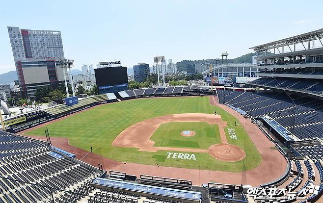 이진만 NC 다이노스 야구단 대표이사는 30일 창원 NC파크에서 기자회견을 열고 '야구단은 야구에만 집중할 수 있는 환경이 필요하다. 이런 환경에서 야구를 할 때, 더 좋은 성적을 낼 수 있고, 그에 따라 더 많은 팬들이 야구장을 찾게 되며, 궁극적으로 이를 통해 지역사회와 구단이 동시에 발전할 수 있게 된다고 생각한다'며 연고지 이전에 대한 강력한 의지를 내비쳤다. 창원, 박지영 기자