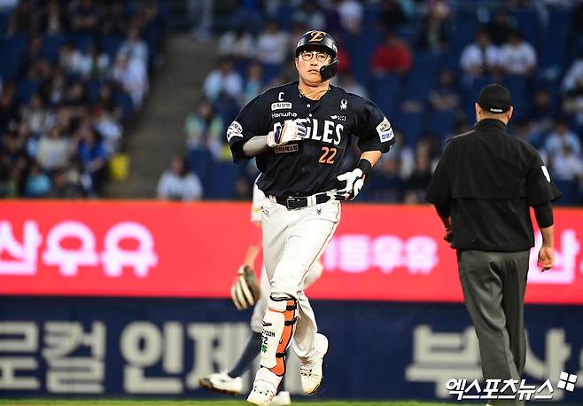 30일 오후 경상남도 창원NC파크에서 열린 '2025 신한 SOL Bank KBO리그' 한화 이글스와 NC 다이노스의 경기, 4회초 한화 선두타자 채은성이 NC 선발투수 라일리 상대로 솔로 홈런을 때려내고 있다. 창원, 박지영 기자