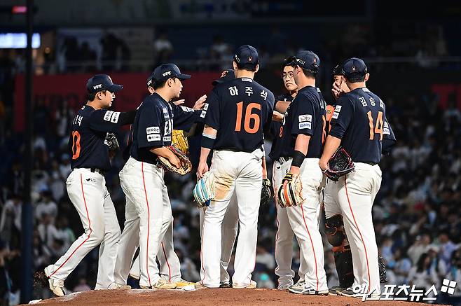 30일 오후 경상남도 창원NC파크에서 열린 '2025 신한 SOL Bank KBO리그' 한화 이글스와 NC 다이노스의 경기, 한화가 선발투수 류현진의 6이닝 1실점 호투와 타선의 활약에 힘입어 7:1의 스코어로 승리했다. 경기 종료 후 한화 선수들이 승리의 기쁨을 나누고 있다. 창원, 박지영 기자