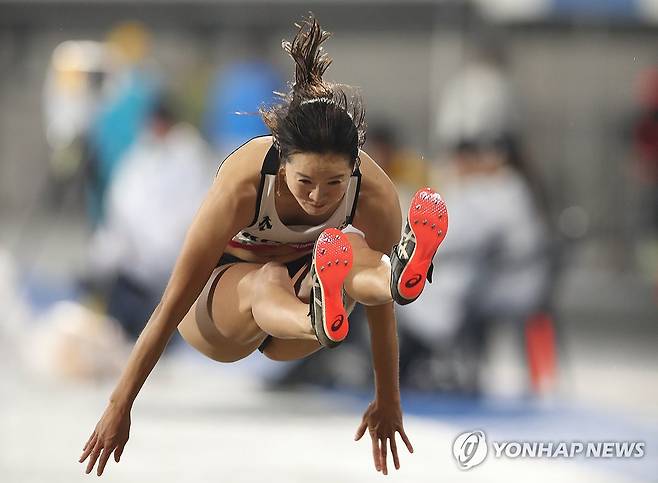 '누구보다 멀리' (구미=연합뉴스) 김현태 기자 = 29일 오후 경북 구미시민운동장에서 열린 2025 아시아육상경기선수권대회 여자 멀리뛰기 결선에서 유정미(안동시청)가 경기에 임하고 있다. 2025.5.29 mtkht@yna.co.kr