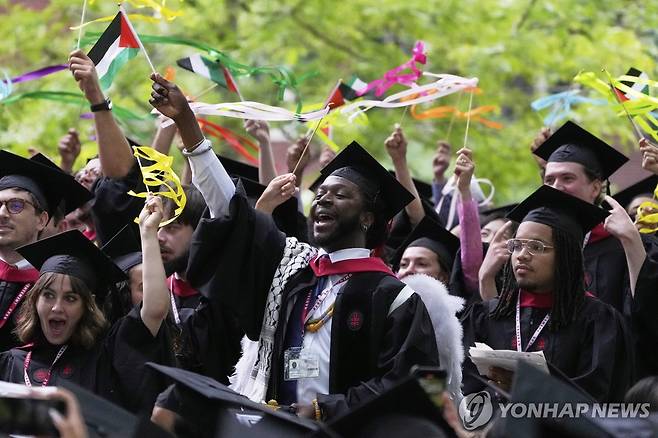 29일(현지시간) 열린 하버드대 학위 수여식 [케임브리지 AP=연합뉴스. 재판매 및 DB 금지]