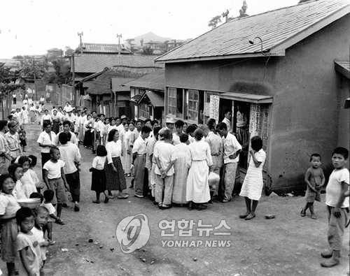 제2대 대통령 투표 (부산=연합뉴스) 부산 시민들이 제2대 대통령과 제3대 부통령을 선출하기 위해 영주1동 투표소 앞에 시민들이 길게 줄을 서 있다. 1952.8.5 (본사자료) <저작권자 ⓒ 2004 연합뉴스. 무단전재-재배포 금지.>