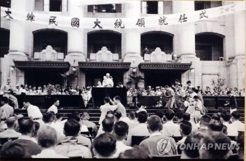 초대 대통령 이승만 취임식 초대 대통령 이승만 취임식
 (서울=연합뉴스) 조보희 기자 = 1948년 7월 20일 중앙청 광장에서 열린 초대 이승만 대통령 취임식. 2019.2.26 [헌정기념관 제공]