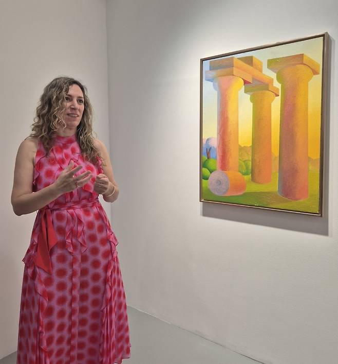 살보 작가의 딸 노르마 만지오네가 지난 29일 서울 청담동 글래드스톤 서울에서 살보 작가의 작품을 설명하는 모습[사진 황희경]