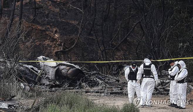 동료 순직에 참담한 해군 (포항=연합뉴스) 윤관식 기자 = 30일 경북 포항시 동해면 해군 초계기 추락 현장에서 해군 군사경찰이 현장을 통제하며 고개를 숙이고 있다. 2025.5.30 psik@yna.co.kr