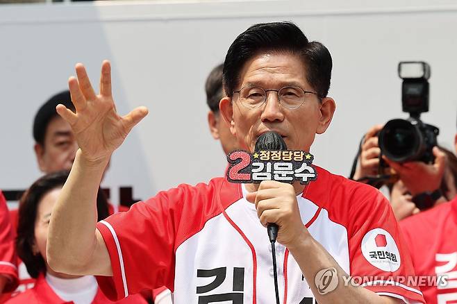 시민들에게 지지 호소하는 김문수 후보 [연합뉴스 자료사진]