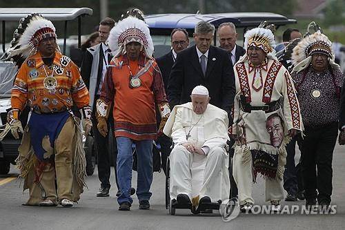 캐나다 원주민들과 만난 프란치스코 교황 [AP 연합뉴스 자료사진. 재판매 및 DB 금지]