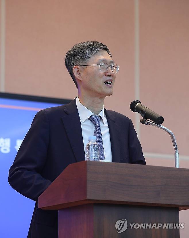 강원대 찾은 문형배 전 헌재소장 (춘천=연합뉴스) 강태현 기자 = 30일 오후 강원대학교 법학전문대학원에서 문형배 전 헌법재판소장 권한대행이 '법률가의 길'을 주제로 한 특별강연을 진행하고 있다. 2025.5.30 taetae@yna.co.kr