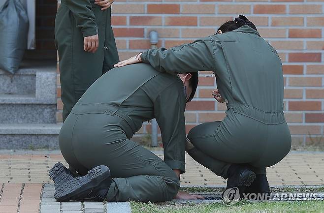 동료 잃고 오열하는 해군 (포항=연합뉴스) 윤관식 기자 = 30일 경북 포항시 남구 해군 항공사령부 체육관에 마련된 '해군 P-3CK 917호기 순직자 합동분향소'에서 순직 해군의 동료들이 조문을 마치고 슬퍼하고 있다. 2025.5.30 psik@yna.co.kr