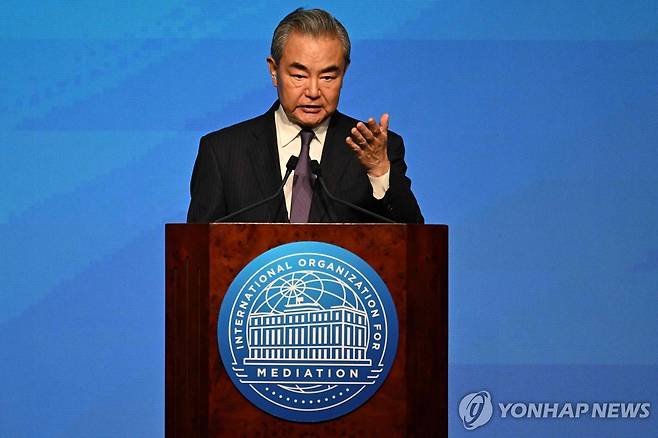 中주도 '국제중재기구' 설립 협약식서 연설하는 왕이 중국공산당 중앙외사판공실 주임(외교부장 겸임) [AFP=연합뉴스]