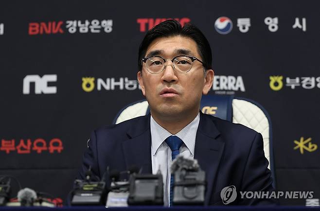 NC 연고지 이전 가능성 언급 (창원=연합뉴스) 김동민 기자 = NC다이노스 이진만 대표가 30일 오후 경남 창원시 마산회원구 창원NC파크에서 야구장 재개장 등과 관련한 브리핑 하고 있다. 2025.5.30 image@yna.co.kr