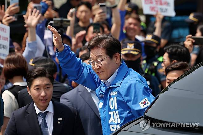 춘천 시민들에게 인사하는 이재명 후보 (춘천=연합뉴스) 김주성 기자 = 더불어민주당 이재명 대선 후보가 열세 지역으로 분류되는 강원과 충북 지역의 표심 공략에 나선 30일 춘천시 춘천역광장에서 열린 집중유세에 도착, 시민들에게 인사하고 있다. 2025.5.30 [공동취재] utzza@yna.co.kr