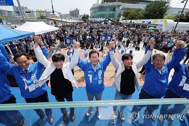 이재명 후보, 열세 지역 강원 표심 공략 (춘천=연합뉴스) 김주성 기자 = 더불어민주당 이재명 대선 후보가 열세 지역으로 분류되는 강원과 충북 지역의 표심 공략에 나선 30일 춘천시 춘천역광장에서 열린 집중유세에서 찬조연설자들과 함께 손을 맞잡고 기념 촬영하고 있다. 2025.5.30 [공동취재] utzza@yna.co.kr