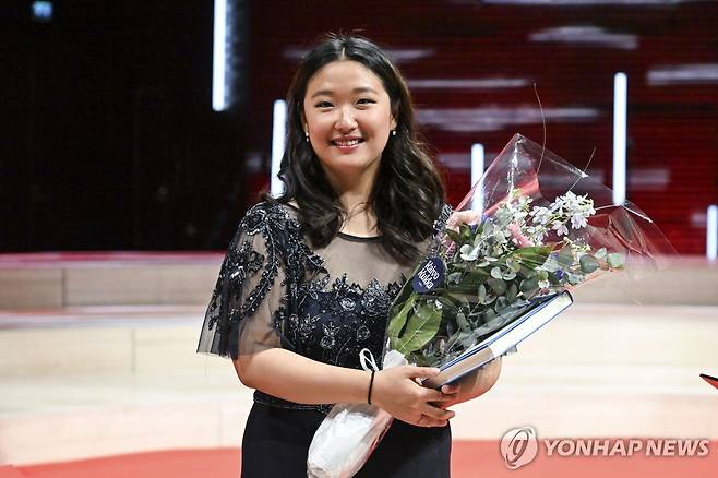바이올리니스트 박수예 (EPA=연합뉴스) 제13회 장 시벨리우스 바이올린 국제 콩쿠르에서 우승한 바이올리니스트 박수예(25)가 29일(현지시간) 핀란드 헬싱키 뮤직센터 콘서트홀에서 기념사진을 찍고 있다.
