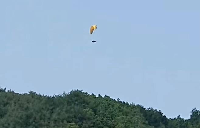 설악산국립공원 상공에 뜬 패러글라이딩 [설악산국립공원사무소 제공. 재판매 및 DB금지]