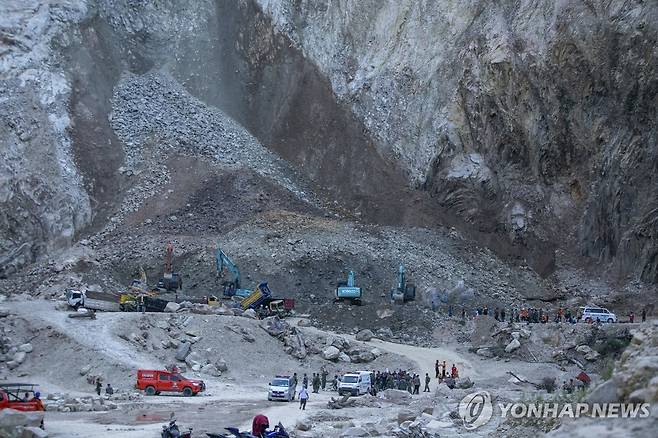 인도네시아 자바섬 채석장 붕괴…최소 8명 사망 (치르본[인도네시아] AP=연합뉴스) 30일(현지시간) 인도네시아 자바섬 서자바주 치르본시의 한 석회암 채석장이 무너져 최소 8명이 숨진 채 발견됐다. 구조 인력들이 굴삭기 등을 동원해 실종자를 수색하고 있다. 2025.05.30