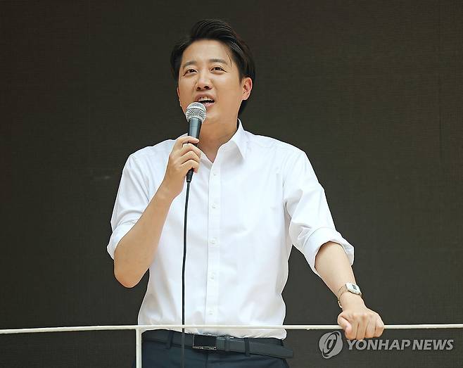 경의선숲길공원서 유세하는 이준석 후보 (서울=연합뉴스) 류영석 기자 = 개혁신당 이준석 대선 후보가 30일 서울 마포구 대흥동 경의선숲길공원을 찾아 시민들에게 지지를 호소하고 있다. 2025.5.30 ondol@yna.co.kr