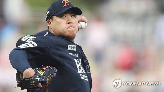 한화 류현진 역투 (창원=연합뉴스) 김동민 기자 = 30일 경남 창원NC파크에서 열린 프로야구 2025 신한 SOL 뱅크 KBO리그 한화이글스와 NC다이노스 경기. 1회 말 한화 선발 류현진이 역투하고 있다.     
    NC다이노스 홈구장인 창원NC파크에서의 경기는 구조물 낙하 사망 사고 이후 62일이다. 2025.5.30 image@yna.co.kr