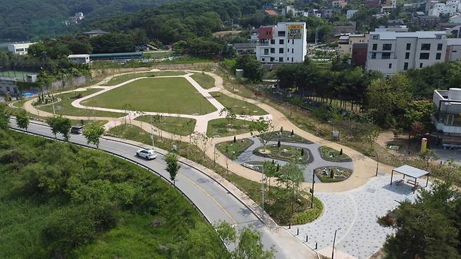 용인특례시(시장 이상일)가 수지구 고기동 일원에 조성 중인 고기근린공원에 잔디광장과 맨발길을 만들었다. 사진=용인시청
