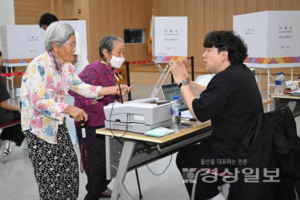 제21대 대통령선거 사전투표 둘째 날인 30일 울산 울주군 두서면행정복지센터 사전투표소에서 어르신 유권자가 투표에 참여하고 있다. 김도현기자 do@ksilbo.co.kr