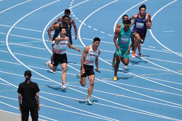 남자 4×100m 계주에서 한국 대표가 역주를 하고 있다. 대한육상연맹