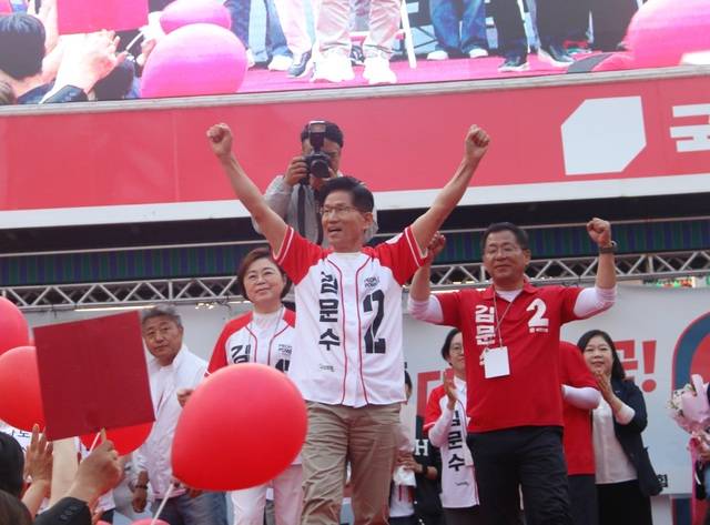 국민의힘 김문수 대선 후보가 북포항우체국 앞에서 유세를 하고 있다.