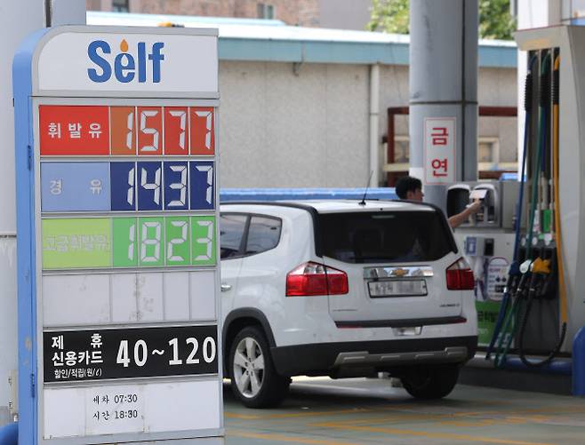 지난 25일 경기 고양시의 한 주유소에 휘발유·경유 가격이 표시돼 있다. (사진=연합뉴스)