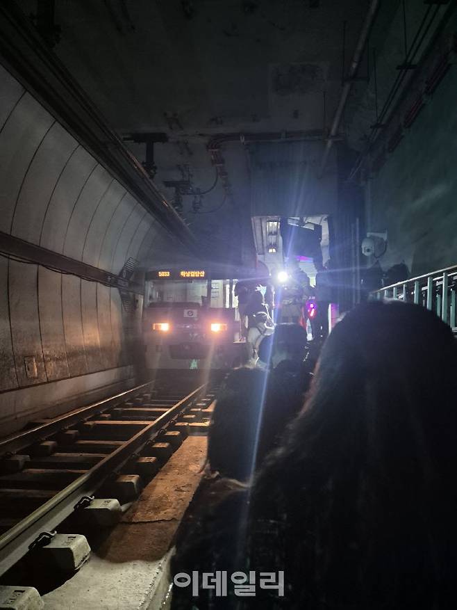 서울 지하철 5호선 마포역에서 발생한 화재로 시민들이 대피하고 있다. (사진=독자 제공)