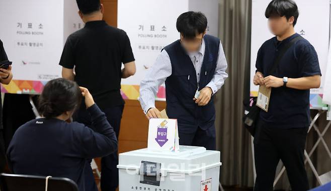 제21대 대통령선거 사전투표 마지막 날인 지난 30일 서울 동대문구 용신동 주민센터에 마련된 사전투표소를 찾은 유권자들이 투표를 하고 있다. (사진=방인권 기자)