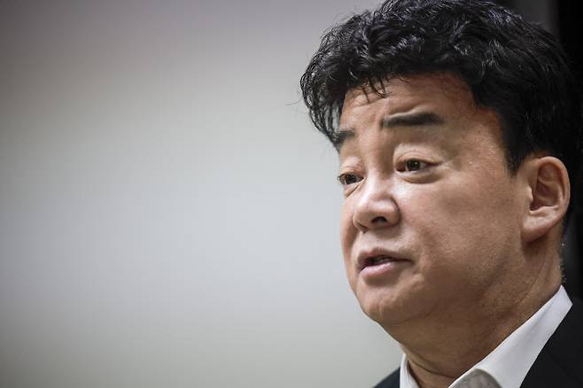 백종원 더본코리아 대표가 서울 서초구의 한 회의공간에서 열린 더본코리아 주주총회에서 취재진의 질문에 답하고 있다. (사진=뉴시스)