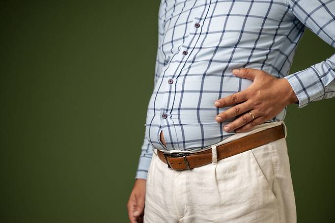 뱃살이 찌기 쉬운 중년 직장인은 하루가 다르게 배가 볼록해진다. [사진= 게티이미지뱅크]