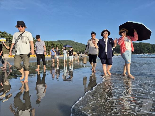 지난해 해남 송호해변에서 맨발걷기 행사 (해남군 제공. 재판매 및 DB금지) /뉴스1