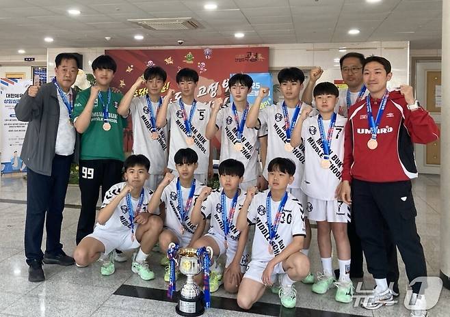 무안북중 핸드볼 선수들이 기념사진을 찍고 있다.(전남도교육청 제공, 재판매 및 DB 금지)