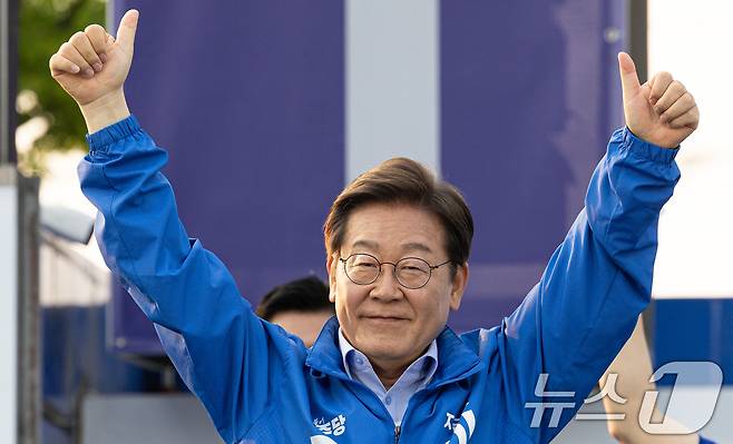 이재명 더불어민주당 대통령 후보가 30일 오후 충북 충주시 충주체육관 시계탑광장에서 시민들에게 인사하고 있다. 2025.5.30/뉴스1 ⓒ News1 이재명 기자