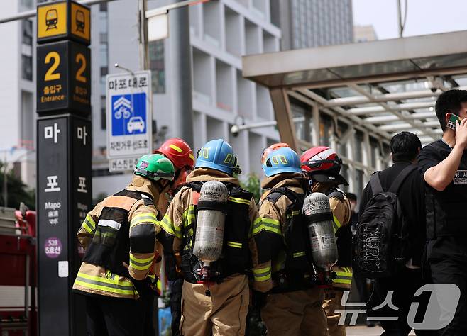 31일 오전 방화로 추정되는 화재가 발생한 서울 지하철 5호선 마포역 앞에서 소방대원들이 대기하고 있다. 소방 당국과 서울교통공사에 따르면 31일 오전 8시 45분쯤 서울지하철 여의나루역과 마포역 사이를 지나는 열차에서 방화로 추정되는 불이 났다. 현재 화재는 진화돼 전구간 열차 운행이 재개됐다. 2025.5.31/뉴스1 ⓒ News1 오대일 기자