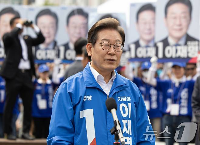 이재명 더불어민주당 대통령 후보가 31일 오후 충북 청주시 오창프라자 앞 광장에서 유세를 마친 후 취재진 질문에 답변하고 있다. ⓒ News1 이재명 기자